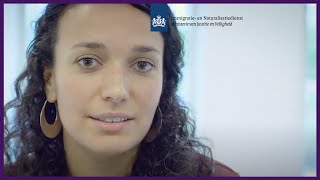 Sara hoor en beslismedewerker bij de Immigratie en Naturalisatiedienst [upl. by Jola329]