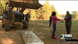 Cemetery director opens vault of man whom family says is not buried in right spot  WSBTV [upl. by Lednic]